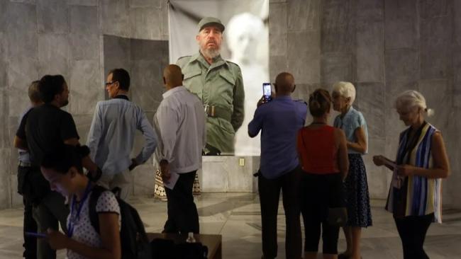 Exposición fotográfica sobre Fidel Castro en el Memorial José Martí en La Plaza de La Revolución, en La Habana.