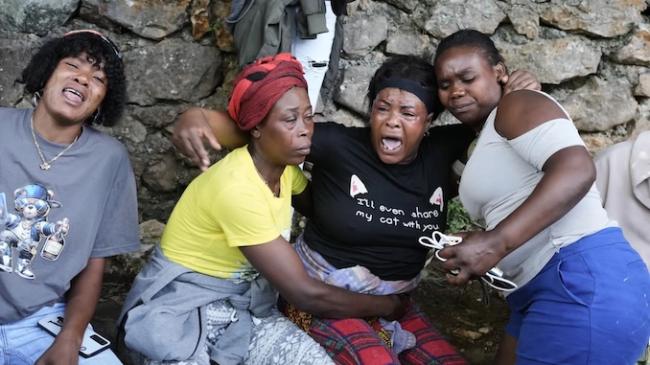 Mujeres haitianas lloran a sus familiares asesinados en la matanza de Kenscoff.