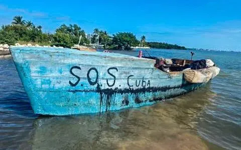 Precaria embarcación utilizada por migrantes cubanos.