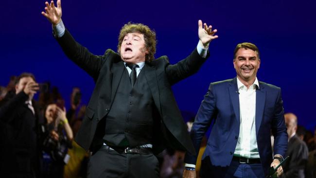 Javier Milei junto a Flavio Bolsonaro en Brasil.
