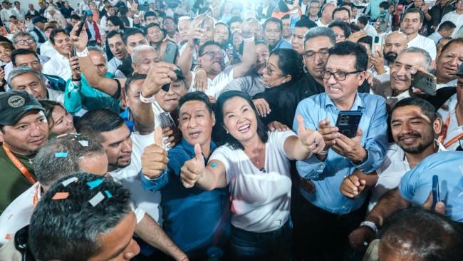 Keiko Fujimori junto a seguidores antes de asumir la Presidencia de Perú.