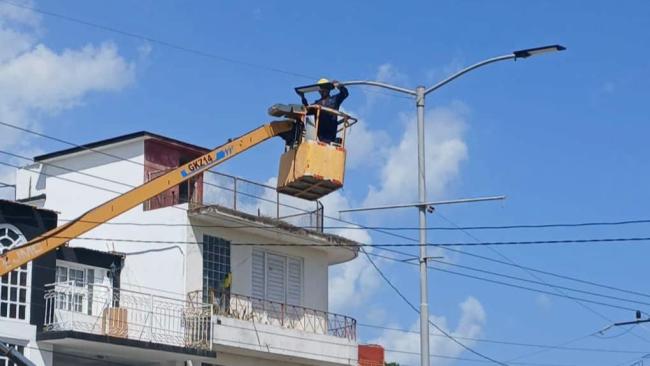 Instalación de las nuevas luminarias en Santiago de Cuba.