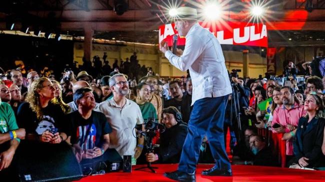 Lula habla a sus seguidores en un acto de campaña electoral.