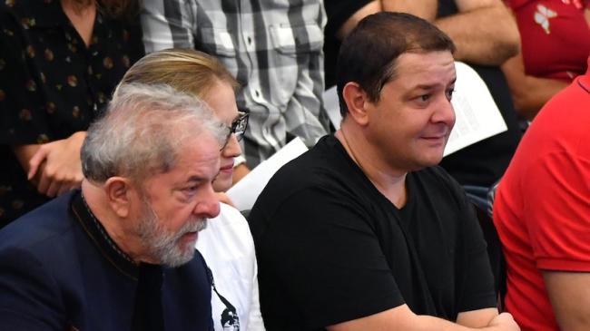 Lula da Silva (izq.) y su primogénito.