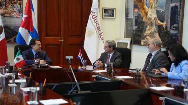 Mario Delgado, titular de la Secretaría de Educación Pública mexicana, con Walter Baluja, ministro de Educación Superior de Cuba, y el embajador de la Isla, Eugenio Martínez.