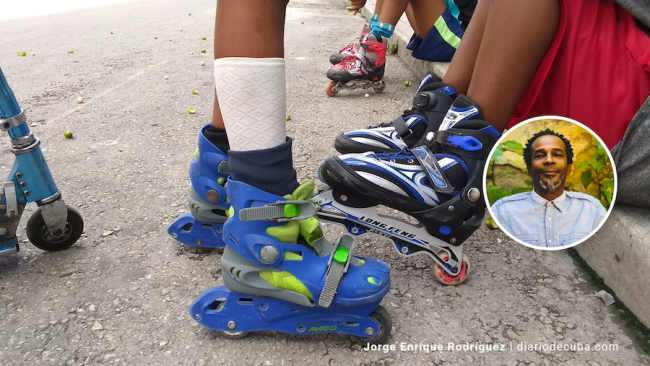 Niños en patines en una calle de La Habana.