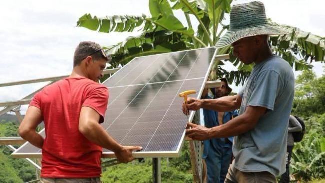 Instalación de un panel solar en Cuba.
