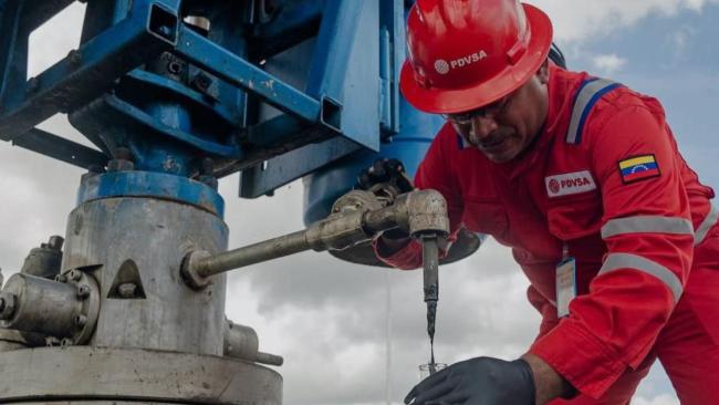 Un trabajador del sector petrolero venezolano.