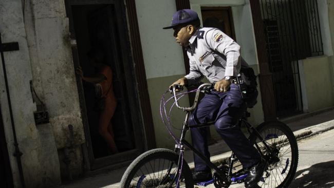Un policía en Cuba.
