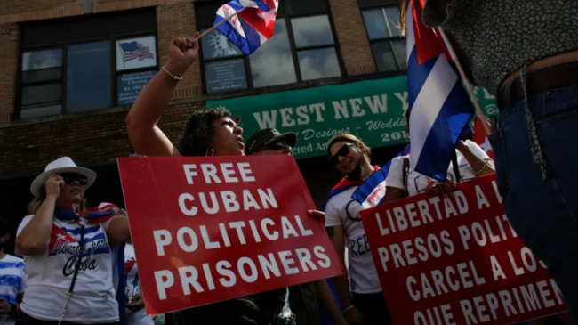 Manifestantes exigen la liberación de los presos políticos cubanos en Union City, Nueva Jersey, julio de 2021.