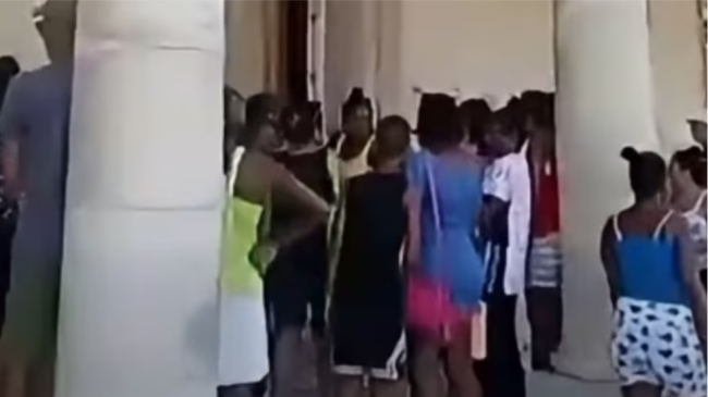 Cubanas en la sede del Partido Comunista en Guanabacoa.