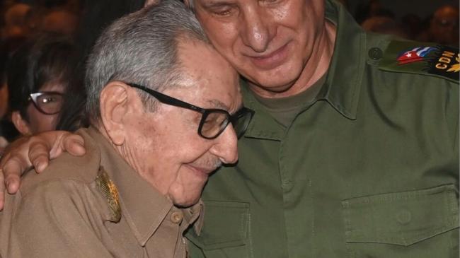 Raúl Castro abrazado en su cumpleaños 95 a Miguel Díaz-Canel.