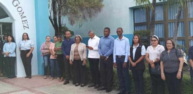 El embajador cubano en República Dominicana, Ángel Arzuaga, revisa el teléfono durante el acto.