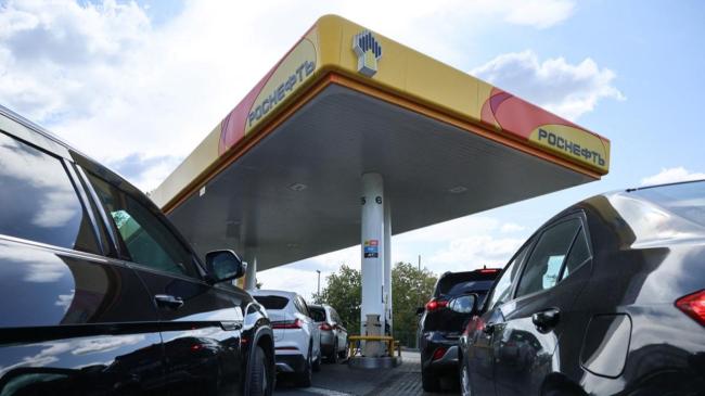 Colas de vehículos en una gasolinera de Rusia.
