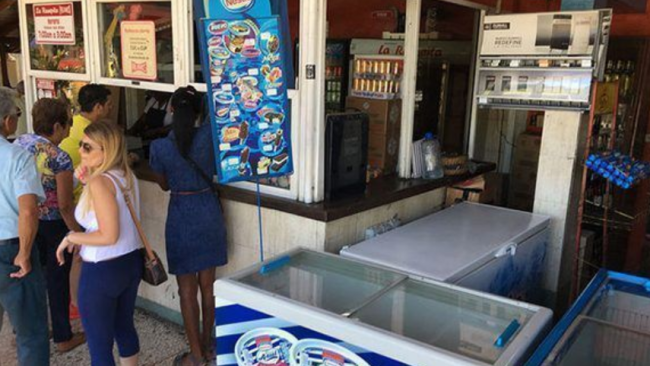 Productos de la marca suiza Nestlé en venta en Cuba.