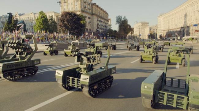 Drones terrestres mostrados en el desfile celebrado en Kyiv.