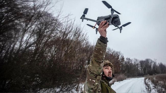 Un soldado ucraniano con un dron.