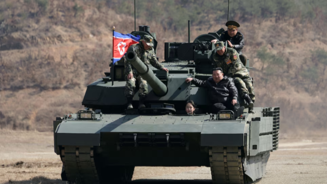 Kim Jong-un a bordo de un tanque en una base de entrenamiento militar en Corea del Norte.