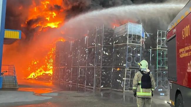 Bomberos intentan contener un incendio en una zona industrial atacada en Kiev.