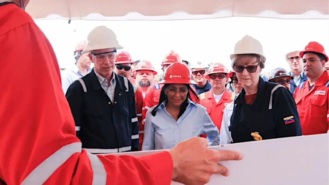 Delcy Rodríguez junto a Chris Wright, secretario de Energía de EEUU.