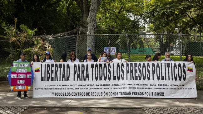 Familiares de presos políticos sostienen carteles durante una manifestación en Caracas.