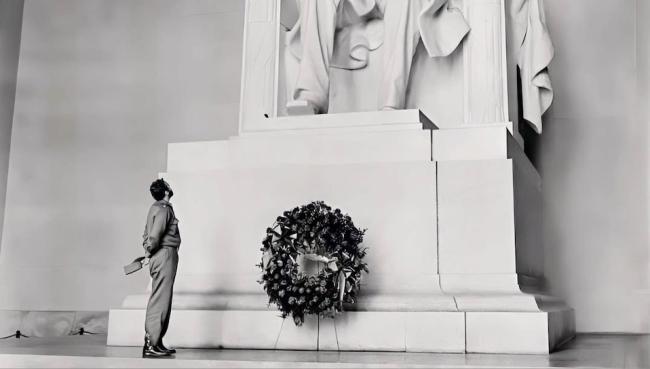 Fidel Castro ante el monumento a Lincoln, Washington, 1959.