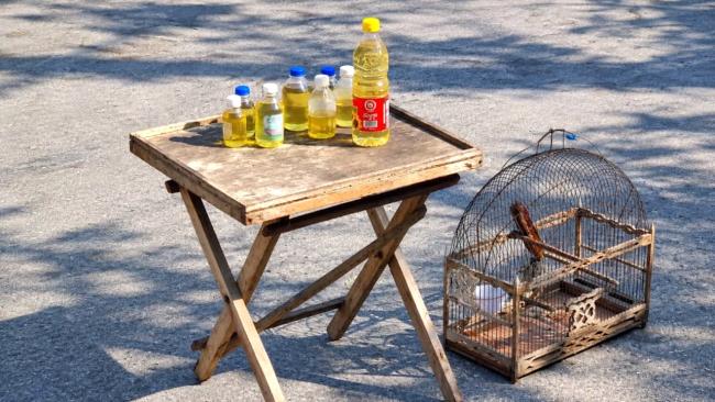 Mesa de un vendedor informal de aceite en Santiago de Cuba.