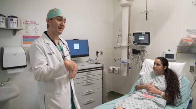Elienay Sabina y el doctor Thomas Uset-Ward.