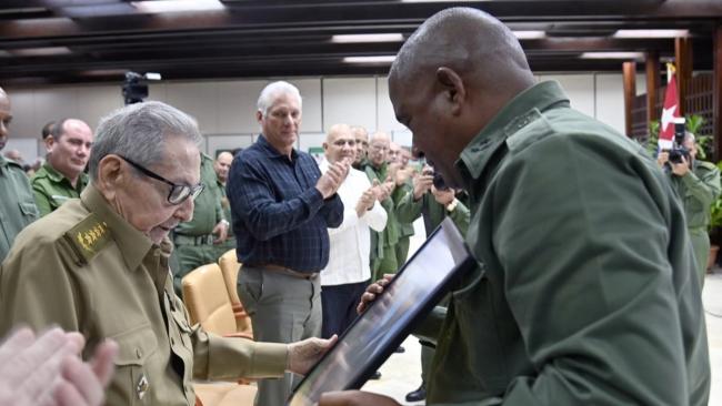 Raúl Castro y el general de Brigada Emir Mesa Corona.