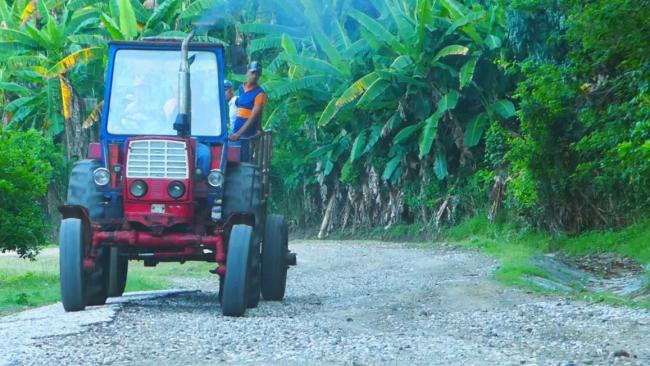 Un tractor en el campo cubano.