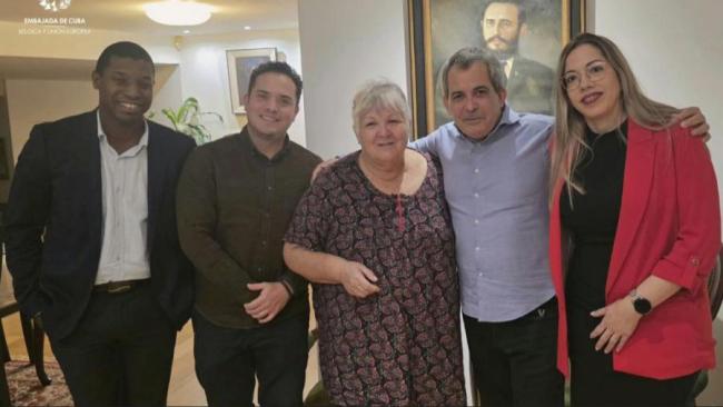 Aleida Guevara y miembros de la misión diplomática cubana en Bruselas.