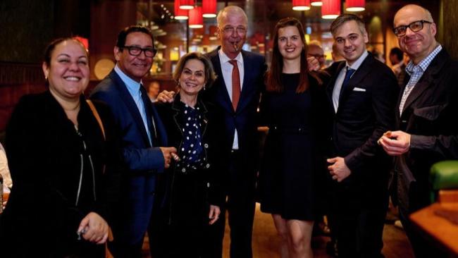 La embajadora cubana, Juana Martínez González (tercera de izq. a der.) en la reinauguración de La Casa del Habano en Hamburgo, en 2025.