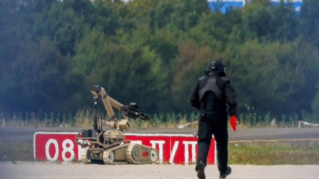 Un experto junto a un robot desactivador de explosivos en el aeropuerto de Leipzig/Halle.