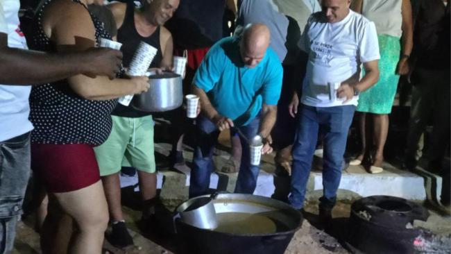 El exespía Gerardo Hernández reparte caldosa en un barrio de Matanzas.