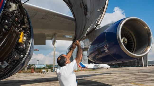 Un técnico aeronáutico inspecciona una aerovane.