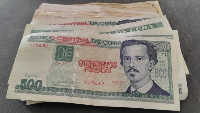 Billetes de 500 pesos cubanos.
