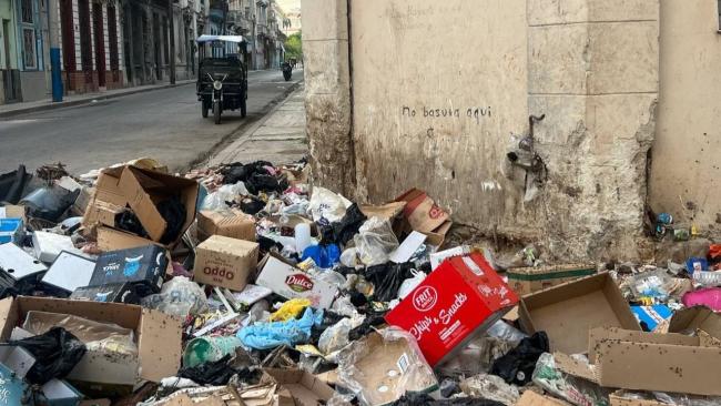 Basura sin recoger en una calle de La Habana.