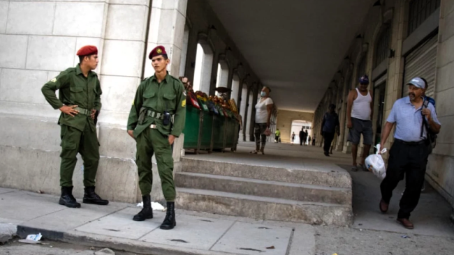 Boinas rojas en las calles de La Habana.