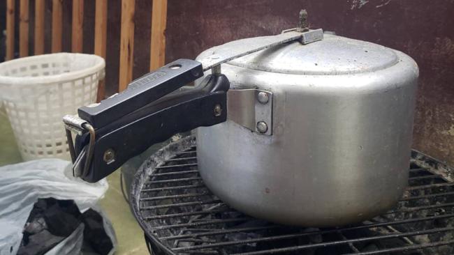 Una olla sobre una cocina de carbón en La Habana.