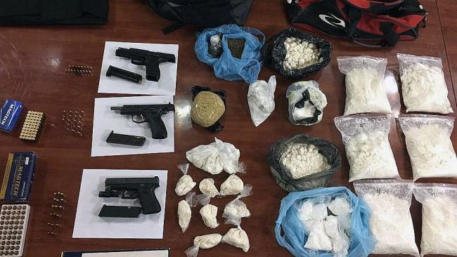 Narcóticos y armas incautadas al crimen organizado en Chile.