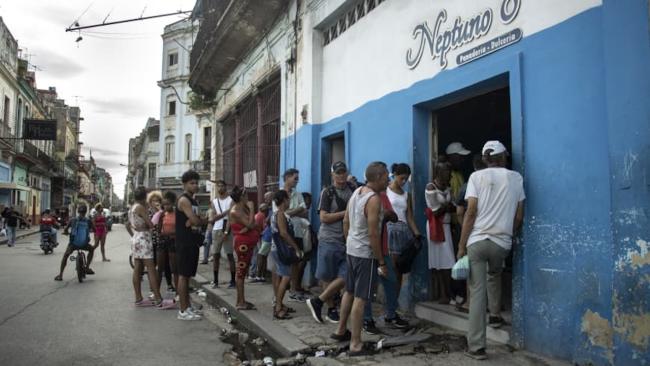 Cola en una panadería de La Habana.