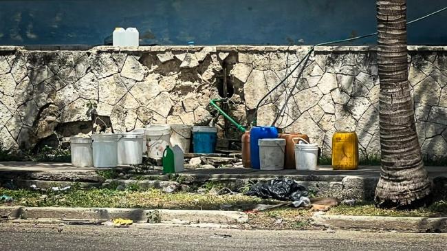 Bidones para cargar agua en La Habana.