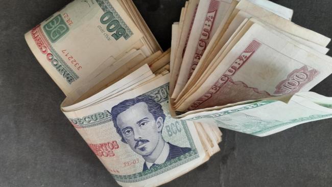 Billetes de 100 y 500 pesos.