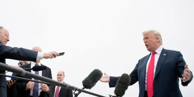 Donald Trump ofreciendo declaraciones.