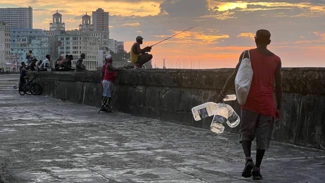 Cubanos en el Malecón de La Habana en medio de un apagón.