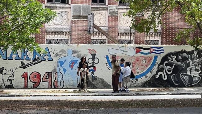 Varias personas en la calle Paseo del Vedado.