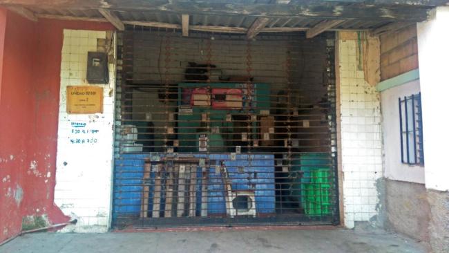 Una bodega cubana cerrada.