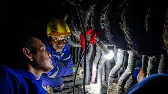 Obreros examinan el interior de una estructura de la caldera de la Guiteras.