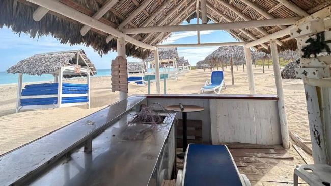 Un ranchón y la playa del Hotel Blau Varadero, hoy cerrado.