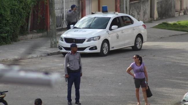 Operativo policial en torno a la sede de las Damas de Blanco este martes.